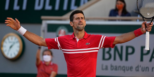 Le Serbe Novak Djokovic répond après avoir remporté un point contre le Grec Stefanos Tsitsipas lors de leur dernier match du tournoi de tennis de Roland-Garros le dimanche 13 juin 2021 à Paris.  (Photo par Associated Press/Michael Euler)