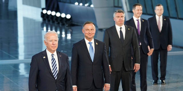 President Joe Biden and other NATO heads of the states and governments pose for a family photo during the NATO summit at the Alliance's headquarters, in Brussels, 벨기에.