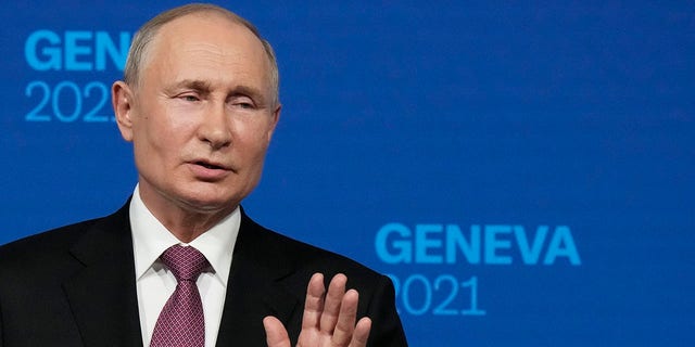 Russian President Vladimir Putin speaks during a news conference in Geneva, 瑞士, 在六月 16, 2021. 