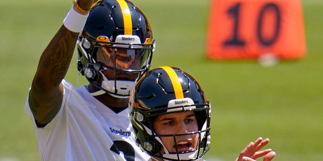 Pittsburgh Steelers quarterbacks Dwayne Haskins (3) and Mason Rudolph work out during football practice at the NFL minicamp in Pittsburgh on Thursday, June 17, 2021 (AP Photo / Gene J. Puskar)
