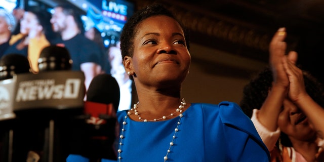 Democratic Buffalo mayoral primary candidate India Walton delivers her victory speech after defeating incumbent Byron Brown, el martes, junio 22, 2021 in Buffalo, N.Y. (Robert Kirkham/Buffalo News)