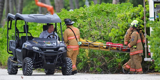 Floride, Les pompiers se sont installés à l'extérieur du condo Sampline Towers South à la suite de l'effondrement partiel d'un immeuble de plusieurs étages jeudi dans la région de Surbide.  (Via David Santiago / Miami Herald AB)