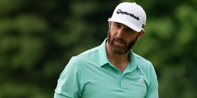 Dustin Johnson reacts to a missed putt on the fourth green during the third round of the Travelers Championship golf tournament at TPC River Highlands, 토요일, 유월 26, 2021.