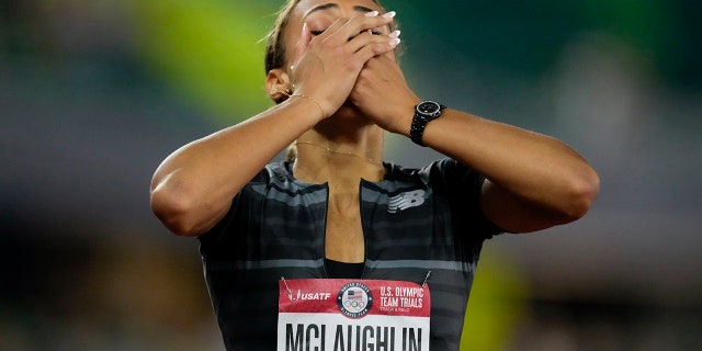 Sydney McLaughlin responde el domingo 27 de junio de 2021, después de establecer un nuevo récord mundial en la final femenina de 400 metros con vallas en el US Olympic Railroad.  (Foto AP / Ashley Landis)