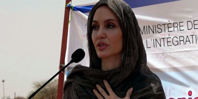 Angelina Jolie s'exprimant au Burkina Faso