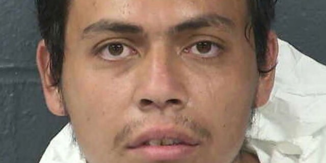 Joel Arciniega-Saenz, 25 ans, a été arrêté pour meurtre au premier degré pour le meurtre présumé de James Garcia, 51 ans, à Apodaca Park à Las Cruces, Nouveau-Mexique, le 20 juin. (Département de police de Las Cruces)