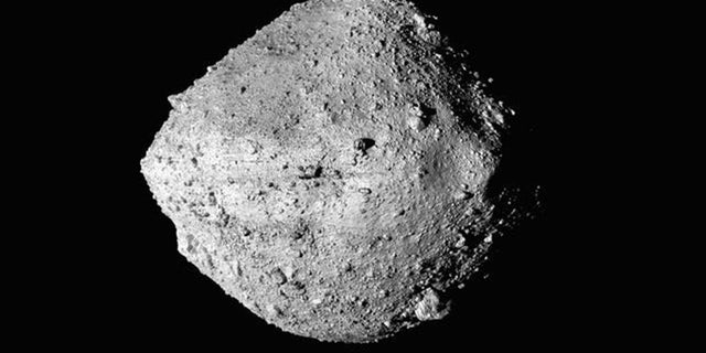 A mosaic image of asteroid Bennu, composed of 12 PolyCam images collected on December 2, 2018 by the OSIRIS-REx spacecraft from a range of 15 millas (24 km). NASA/Goddard/University of Arizona/Handout via REUTERS
