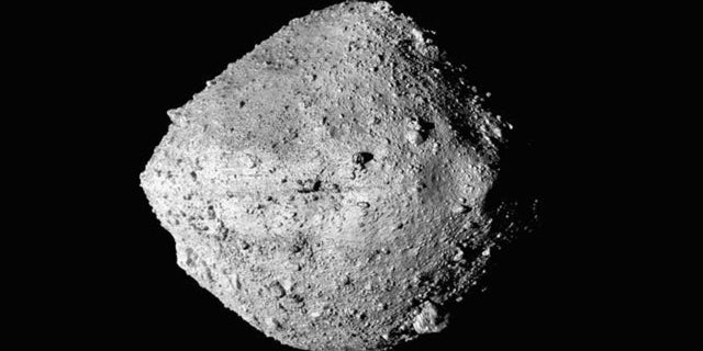 Imagem em mosaico do asteroide Bennu, composta por 12 imagens polycam coletadas em 2 de dezembro de 2018 pela espaçonave OSIRIS-REx a uma distância de 24 km.  NASA/Goddard/Universidade do Arizona/Divulgação via Reuters