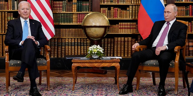 President Joe Biden meets with Russian President Vladimir Putin, 星期三, 六月 16, 2021, at the 'Villa la Grange', in Geneva, 瑞士. (美联社照片/ Patrick Semansky)