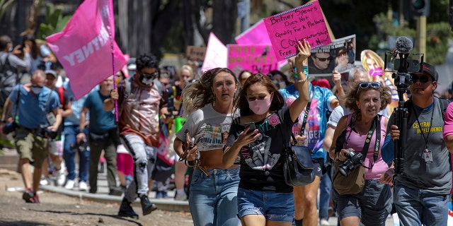   De supporters van Britney Spears verzamelen zich tijdens de voogdijhoorzitting van de zanger op woensdag 23 juni 2021 in Los Angeles, Californië.