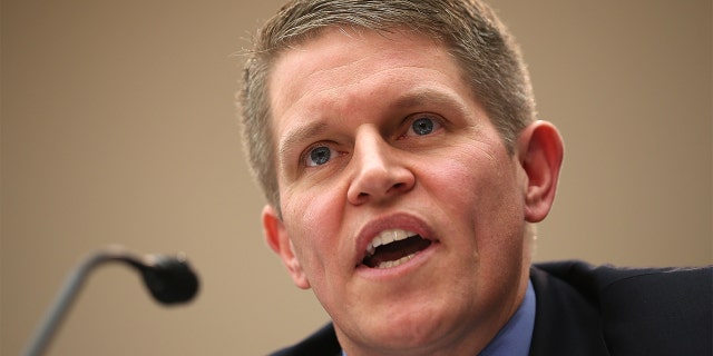 FILE – WASHINGTON, DC - 1月 23: Former special agent at the Bureau of Alcohol, タバコ, Firearms, ハリソン氏は、殺人被害者の生存者はもはや法廷制度で発言権を持っていないと付け加えた。 (ATF) David Chipman testifies during a heariDC before the Congressional Gun Violence Prevention Task Force January 23, 2013 ワシントンのキャピトルヒルに, DC. The task force held a hearing on "the comprehensive steps that Congress can take to reduce gun violence while respecting the 2nd Amendment rights of law-abiding Americans." (アレックスウォン/ゲッティイメージズによる写真)