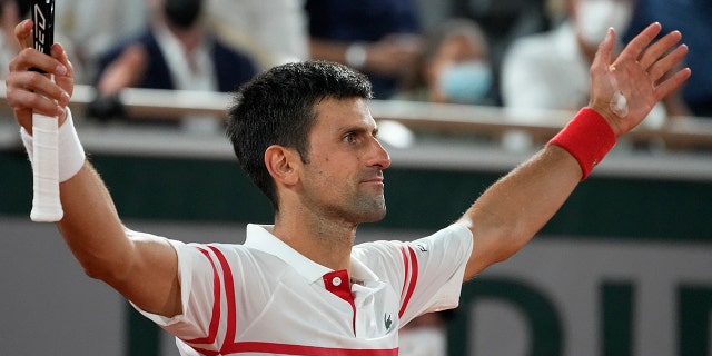 Le Serbe Novak Djokovic a réagi en battant l'Espagnol Rafael Nadal lors de la demi-finale de Roland-Garros le 11 juin 2021 à Paris.  (Photo par Associated Press/Michael Euler)