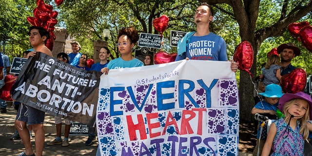 Des manifestants pro-vie se tiennent près d'une porte à l'extérieur du Texas Statehouse le 29 mai 2021 à Austin.  (Getty Images)