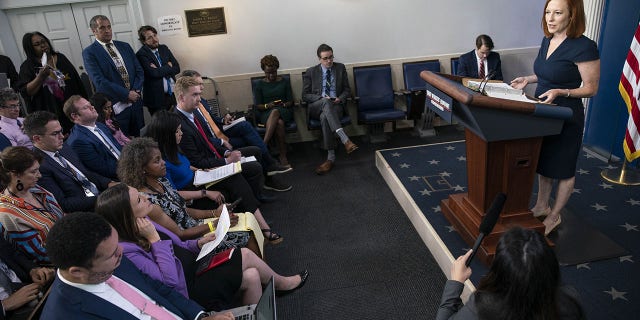 Jen Psaki, attachée de presse de la Maison Blanche, prend la parole lors d'une conférence de presse dans la salle de conférence de presse James S. Brady à la Maison Blanche à Washington, DC, États-Unis, le mardi 8 juin 2021. Le président Biden a publié une stratégie à plusieurs volets pour sécuriser les chaînes d'approvisionnement critiques dans des produits allant des médicaments aux micropuces, et envisage également une enquête commerciale potentielle qui pourrait entraîner des tarifs américains sur certaines importations d'aimants. Photographe : Sarah Silbiger/Bloomberg via Getty Images