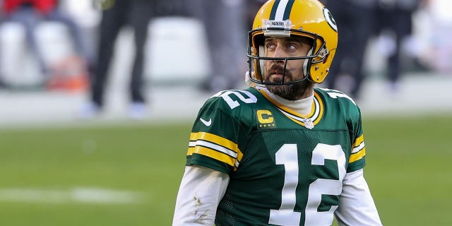 Aaron Rodgers de los Green Bay Packers cruza el campo en el segundo cuarto contra los Tampa Bay Buccaneers durante el juego de campeonato de la NFC en Lambeau Field el 24 de enero de 2021 en Green Bay, Wisconsin.