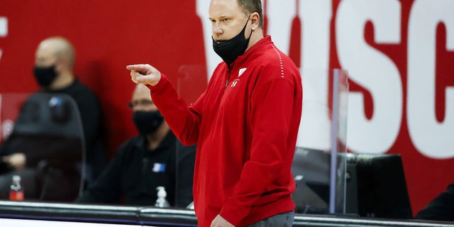 Head coach Greg Gard of the Wisconsin Badgers looks on in the first half against the Iowa Hawkeyes at the Kohl Center on Feb. 18, 2021, in Madison, ウィスコンシン. (ゲッティイメージズ)