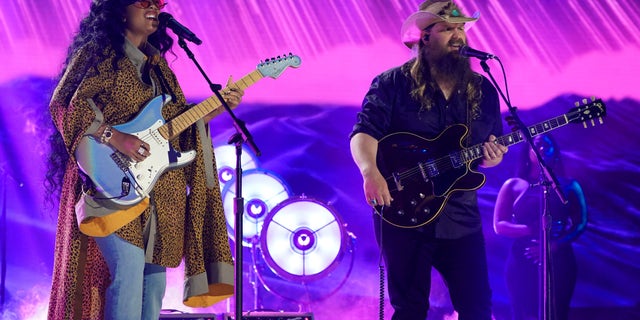 H.E.R. and Chris Stapleton perform onstage for the 2021 CMT Music Awards at Bridgestone Arena on June 09, 2021 ナッシュビルで, テネシー.  (Photo by Erika Goldring/Getty Images for CMT)