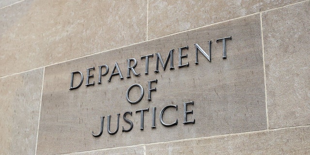 WASHINGTON, DC - 유월 11: 미국. Department of Justice is seen on June 11, 2021워싱턴n,DCC. Trump's Justice Department subpoenaed Apple for data from House Intelligence Committee Democrats including Rep. 아담 쉬프 (D-CA) 및 담당자. 에릭 �D-CA 웰 (D-CA) and their families.