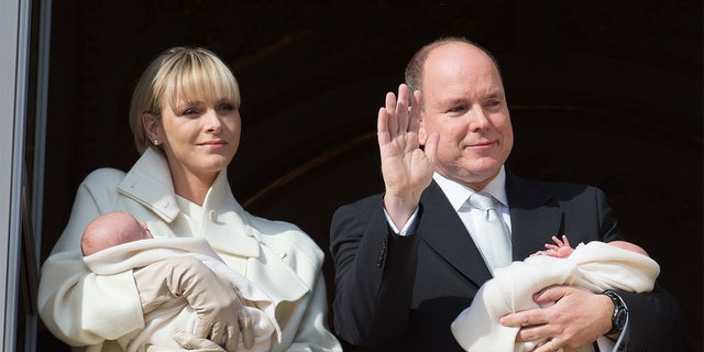 Le Prince Albert II de Monaco et la Princesse Charlene de Monaco présentent les jumeaux Princesse Gabriella de Monaco et Prince Jacques de Monaco au balcon du Palais le 7 janvier 2015 à Monaco, Monaco. 