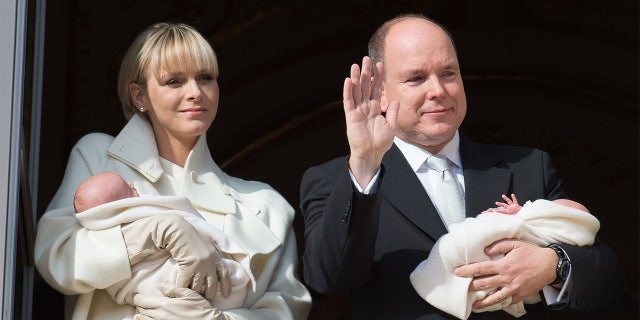 Le Prince Albert II de Monaco et la Princesse Charlene de Monaco présentent les jumeaux Princesse Gabriella de Monaco et Prince Jacques de Monaco au balcon du Palais le 7 janvier 2015 à Monaco, Monaco. 