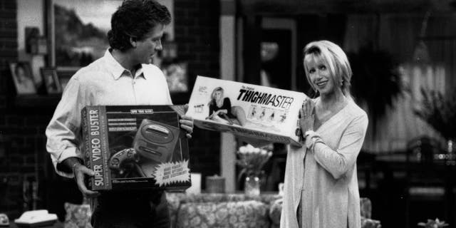 Suzanne Somers showing Patrick Duffy her ThighMaster in an episode of ‘Step By Step,' 쯤 1993.