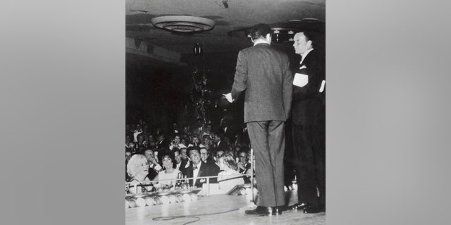 Tony Oppedisano claimed that Marilyn Monroe (seen here watching Frank Sinatra with Elizabeth Taylor) was friends with the singer. しかしながら, they were allegedly never lovers.