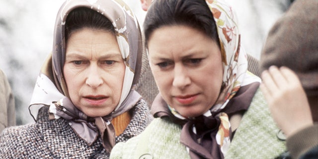 伊丽莎白女王二世 (剩下) and Princess Margaret remained close over the years.
