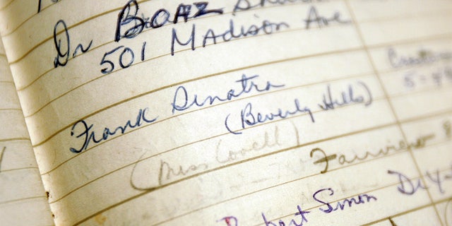 Marilyn Monroe's address book is displayed with Frank Sinatra's name written on a page at a press preview for an auction of celebrity memorabilia on October 11, 2005, in die stad New York.