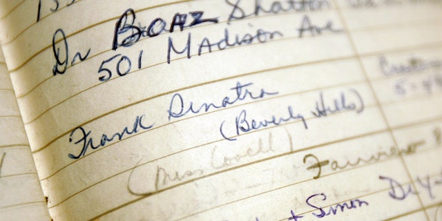 Marilyn Monroe's address book is displayed with Frank Sinatra's name written on a page at a press preview for an auction of celebrity memorabilia on October 11, 2005, ニューヨーク市で.