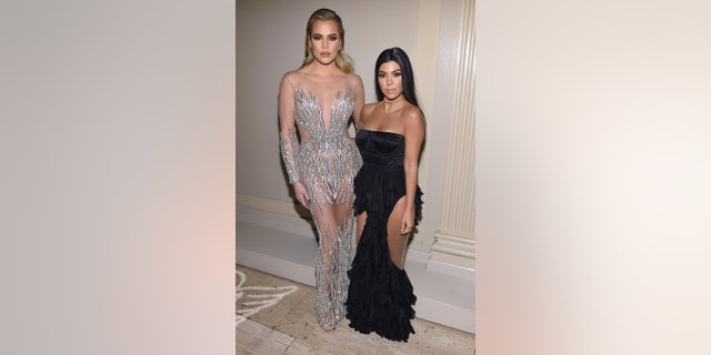 클로에 카다시안 (왼쪽) and sister Kourtney Kardashian call themselves ‘Jane and Suzanne,’ referring to workout stars Jane Fonda and Suzanne Somers.