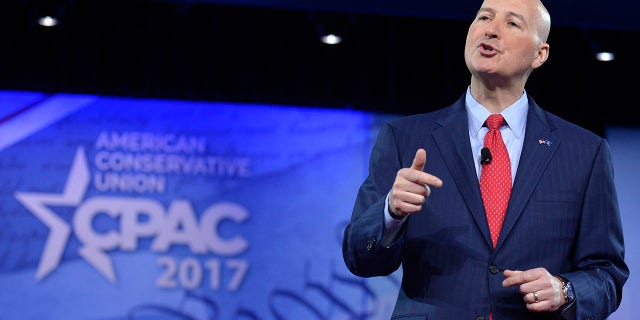 Nebraska Gov.  Pete Ricketts fala na Conferência de Ação Política Conservadora em National Harbor, Maryland, 24 de fevereiro de 2017. (MIKE THEILER / AFP via Getty Images)