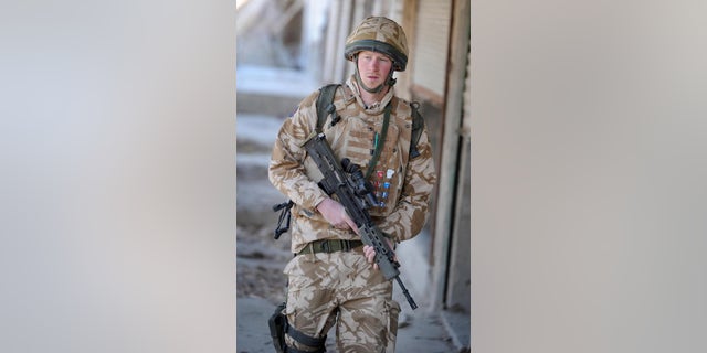 A photograph made available on February 28, 2008, shows Britain's Prince Harry on patrol through the deserted town of Garmisir close to FOB Delhi (forward operating base), in Helmand province in southern Afghanistan, 1月に 02, 2008.