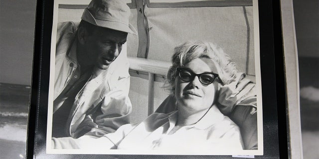 An auction item photograph of Marilyn Monroe (R) and Frank Sinatra is displayed at Bonhams &アンプ; Butterfields on June 12, 2009, ロサンゼルスで, カリフォルニア.