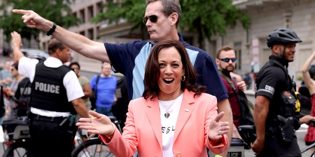 El agente del servicio secreto de Kamala Harris está «claramente descontento» con la marcha del orgullo del vicepresidente: los usuarios de Twitter responden