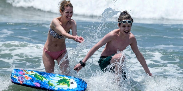 People play in the water at Santa Monica Beach on Wednesday, junio 16, 2021, en santa monica, Calif.