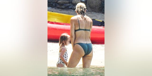 Hudson and her 2-year-old daughter Rani Rose played in the water.