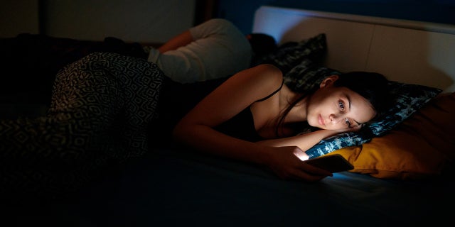 To shift to an earlier sleep schedule, researchers advise dimming electronics in the evening.