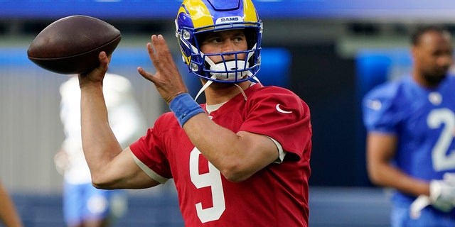 Los Angeles Rams Matthew Stafford ném bóng trong trại bóng đá NFL Thứ Năm, ngày 10 tháng 6 năm 2021, tại Englewood, California (Ảnh AP / Marcio Jose Sanchez)