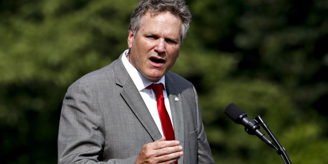 Michael Dunleavy, Gubernur Alaska, berbicara dalam sebuah acara di Halaman Selatan Gedung Putih di Washington, DC, AS pada Kamis, 16 Juli 2020.