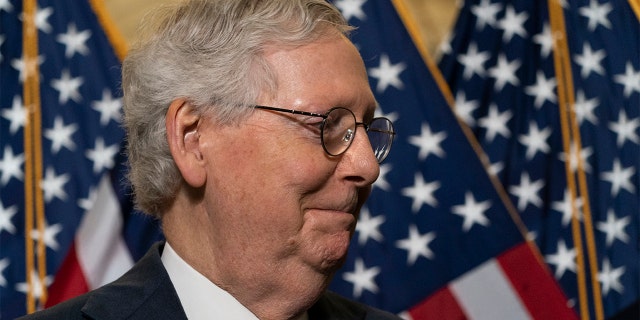 Le chef de la minorité sénatoriale Mitch McConnell du Ky., part après avoir parlé avec des journalistes après un déjeuner du caucus républicain à Capitol Hill, le mardi 8 juin 2021, à Washington.  (Photo AP/Alex Brandon)