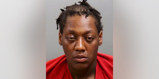 Nashea Brown, 35, supuestamente tenía un hacha y un cuchillo cuando los agentes lo confrontaron dentro de un Walmart.