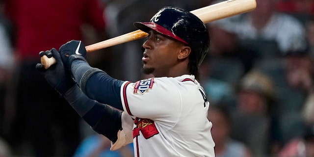 Ozzie Albies degli Atlanta Braves guarda il suo fuoricampo di tre run durante il quinto inning della partita di baseball della squadra contro i New York Mets martedì 29 giugno 2021 ad Atlanta.