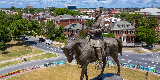 Robert E. Lee statue