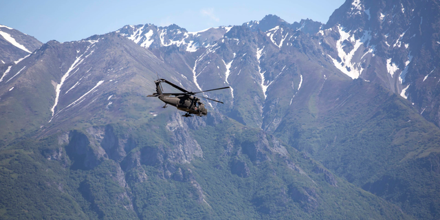 Caminante de Alaska ahuyentado por los osos, encontrado un día y medio después