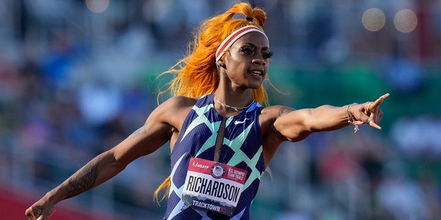 Sha'Carri Richardson celebra después de ganar la primera serie de las semifinales femeninas de 100 metros en las pruebas olímpicas de pista y campo de EE. UU. el sábado 19 de junio de 2021 en Eugene, Oregón. 