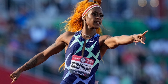 Sha'Carri Richardson celebra después de ganar la primera serie de las semifinales femeninas de 100 metros en las pruebas olímpicas de pista y campo de EE. UU. el sábado 19 de junio de 2021 en Eugene, Oregón. 