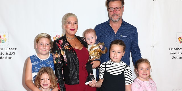 Tori Spelling, Dean McDermott և Family en la 28a edición anual de A Time For Heroes's Elizabeth Glazer Children's AIDS Family Festival en Smashbox Studios el 29 de octubre de 2017 en Culver City, California. 