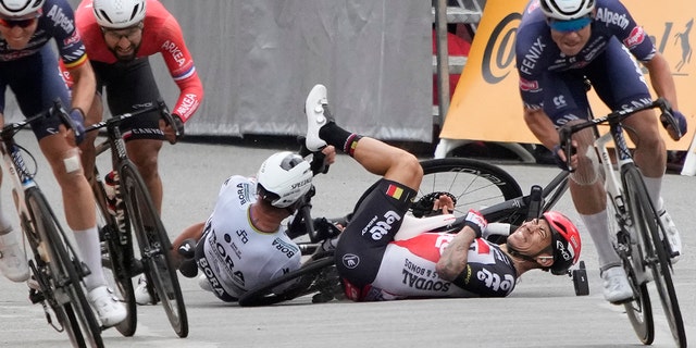 Slovakia's Peter Sagan, center left, crashes with Australia's Caleb Ewan, center right, during the sprint towards the finish line of the third stage of the Tour de France cycling race over 113.65 miles with start in Lorient and finish in Pontivy, 法国, 星期一, 六月 28, 2021. (AP Photo/Christophe Ena, 泳池)