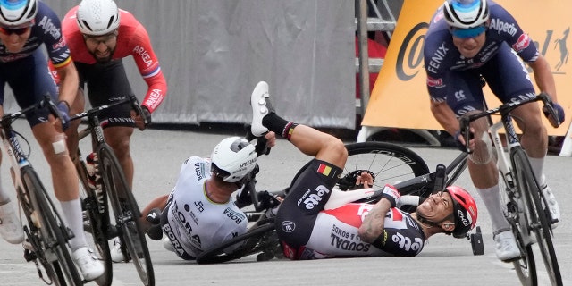 Slovakia's Peter Sagan, center left, crashes with Australia's Caleb Ewan, center right, during the sprint towards the finish line of the third stage of the Tour de France cycling race over 113.65 miles with start in Lorient and finish in Pontivy, Francia, lunes, junio 28, 2021. (AP Photo/Christophe Ena, Piscina)