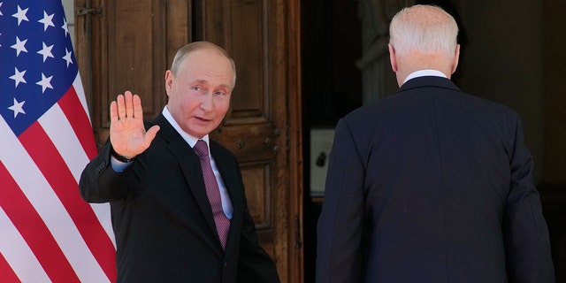Russian President Vladimir Putin, 왼쪽, and U.S President Joe Biden enter the 'Villa la Grange' in Geneva, Switzerland in Geneva, 스위스, 수요일, 유월 16, 2021. (AP Photo/Alexander Zemlianichenko, 풀)